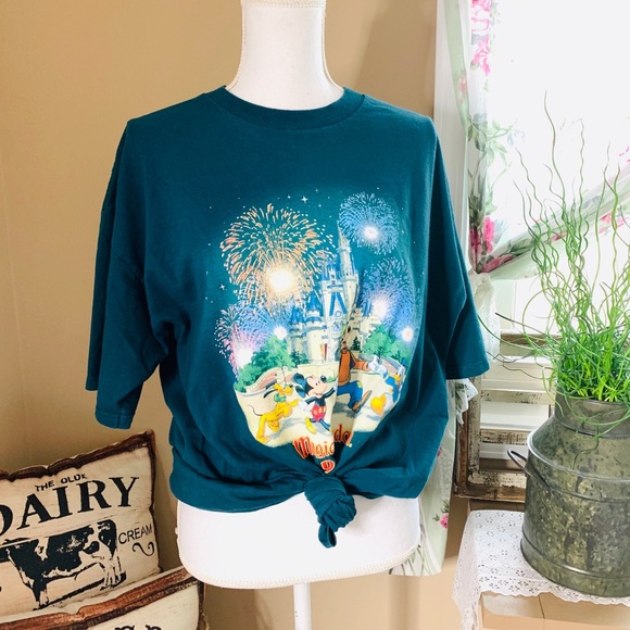 Disney Tops - Vintage Disney ‘Magic Kingdom 2000’ graphic tee